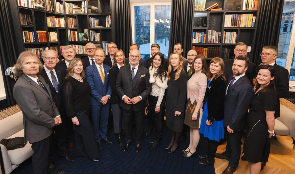 Eesti saatkonna vabariigi aastapäeva vastuvõtt Eesti saatkonnas 14.2.2024. Kohal viibis ka president Alar Karis. Pildil HEAKlubi liikmed.