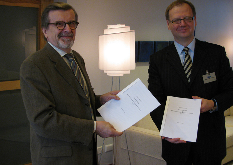 Koostöölepingu sõlmimine Tuglas Seuraga jaanuaris 2011. Vasakul Tuglase Seltsi juht Juhani Salokannel, paremal klubi president Indrek Tammeaid.
